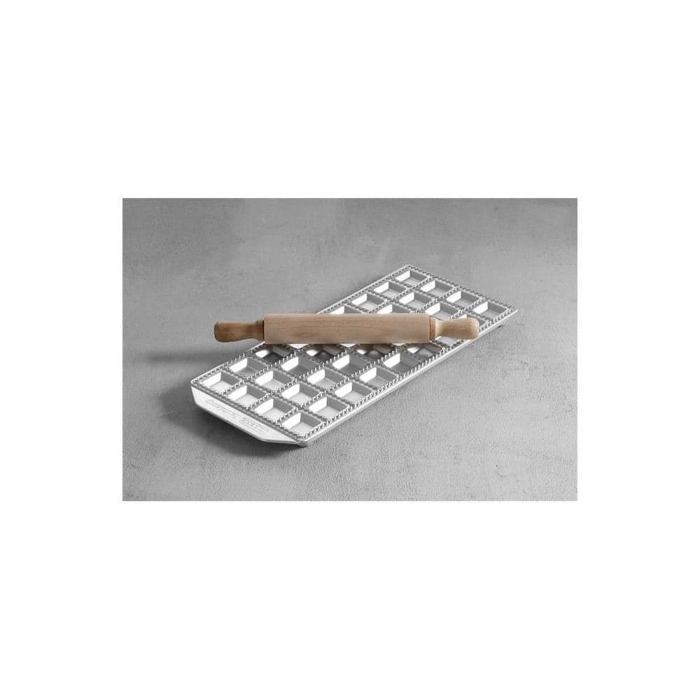 Forma ravioli, aluminiu, 36 forme, picioare antialunecare din cauciuc, sucitor din lemn inclus,  diametru 39 mm , 137x320x18 mm